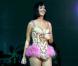 La chanteuse excentrique Katy Perry dans un body à plumes rose ! 