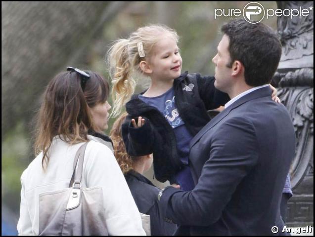 Jennifer Garner, Ben Affleck et leurs deux petites princesses se retrouvent à Boston.