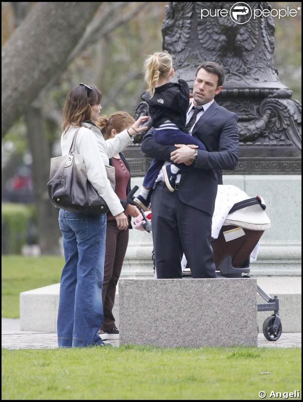 Jennifer Garner, Ben Affleck et leurs deux petites princesses se retrouvent à Boston.
