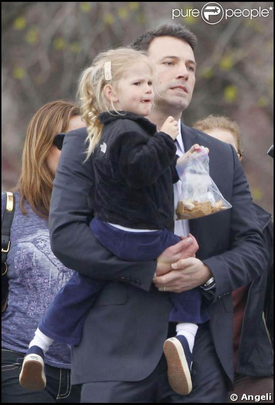 Jennifer Garner, Ben Affleck et leurs deux petites princesses se retrouvent à Boston.