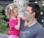 Jennifer Garner, Ben Affleck et leurs deux petites filles, à Boston.