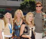  David Hasselhoff avec ses deux filles   Taylor-Ann et Hayley et son ex-femme Pamela Bach en juillet 2005  