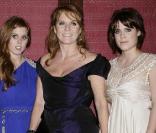 Sarah Ferguson et ses filles : Beatrice (G) et Eugenie (R) 