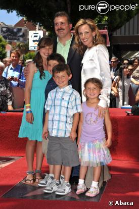 L'actrice Marlee Matlin recevant son étoile sur le Walk of Fame en présence de sa famille, Kevin Grandalski son mari et ses enfants Sara, Brandon, Tyler et Isabelle à Hollywood le 6 mai 2009