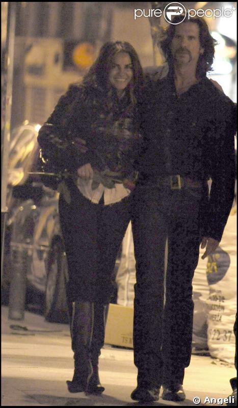 Lorenzo Lamas et sa petite-amie Silvia Pantoja à Madrid le 6 mai 2009 pour une balade romantique