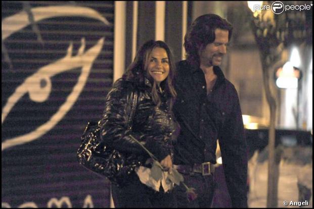 Lorenzo Lamas et sa petite-amie Silvia Pantoja à Madrid le 6 mai 2009 pour une balade romantique