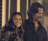 Lorenzo Lamas et sa petite-amie Silvia Pantoja à Madrid le 6 mai 2009 pour une balade romantique