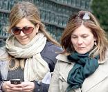Jennifer Aniston et une amie, lors d'une petite promenade à Manhattan, le 6 mai 2009, à New York !