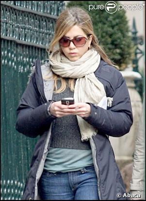 Jennifer Aniston et une amie, lors d'une petite promenade à Manhattan, le 6 mai 2009, à New York !