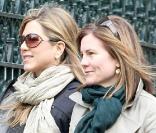 Jennifer Aniston et une amie, lors d'une petite promenade à Manhattan, le 6 mai 2009, à New York !