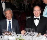 Le Prince Albert II et Elie Wiesel pour la soirée en l'honneur d'Elie Wiesel à Monaco le 6 mai 2009 à l'Hôtel de Paris