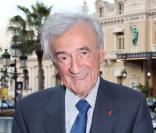 Elie Wiesel posant à Monaco devant l'hôtel de Paris où s'est tenu une soirée en son honneur le 6 mai 2009 en présence du prince Albert II