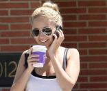 De retour de Miami, Nicole Richie, visiblement de très bonne humeur, s'est offert un café dans les rues de Los Angeles, le 8 mai 2009.