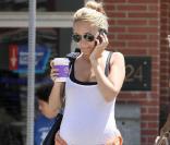 De retour de Miami, Nicole Richie, visiblement de très bonne humeur, s'est offert un café dans les rues de Los Angeles, le 8 mai 2009.