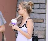 De retour de Miami, Nicole Richie, visiblement de très bonne humeur, s'est offert un café dans les rues de Los Angeles, le 8 mai 2009.