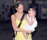 Jessica Alba en look Chanel (sac) et Darel (chaussures) avec sa fille Honor Marie dans les rues de Los Angeles