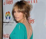 Jennifer Lopez arborait pour l'occasion une robe vert d'eau decolletée dans le dos d'un plus bel effet ! 