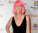 L'actrice Jamie Lee Curtis, également présente à la Noche de Ninos, arbrorait une perruque rose en hommage à une des jeunes patientes dont elle soutient la cause.