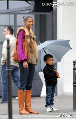 Ayo se promène en famille à Paris, avec son mari Patrice et leur fils Nile
