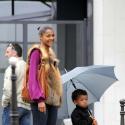 La chanteuse Ayo voit la vie en couleurs avec son chéri... et son fils ! Regardez !