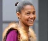 Ayo se promène en famille à Paris, avec son mari Patrice et leur fils Nile