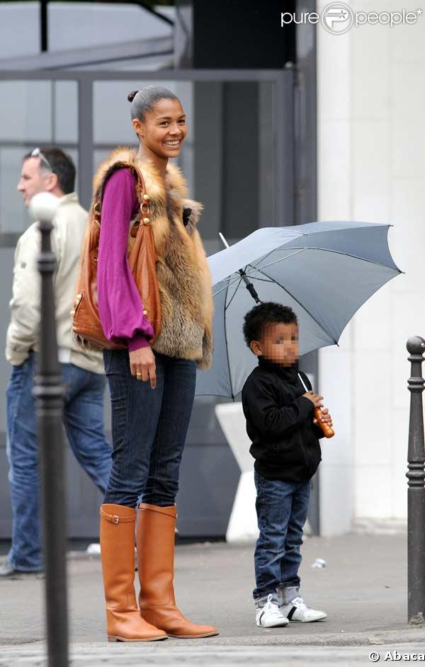 Ayo se promène en famille à Paris, avec son mari Patrice et leur fils Nile