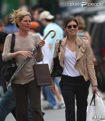 Jessica Biel se promène en compagnie de la mère de Justin Timberlake