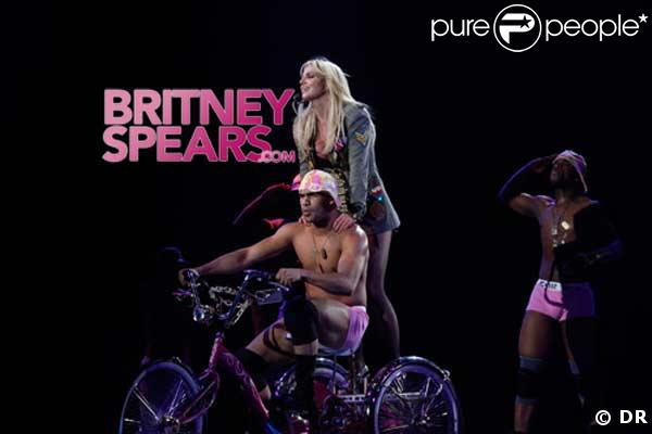 Britney Spears et ses danseurs sur scène à Montréal