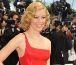  Elizabeth Banks monte les marches du Palais des festivals, à Cannes. 13/05/09  