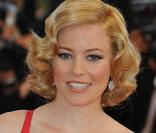 Elizabeth Banks monte les marches du Palais des festivals, à Cannes.