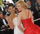 Ashwarya Rai et Elizabeth Banks montent les marches du Palais des festivals, à Cannes.