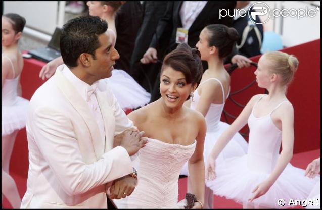 Aishwarya Rai et son mari Abhishek Bachchan lors de la cérémonie d'ouverture du 62e Festival de Cannes le 13 mai 2009 