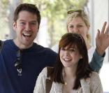 Alyson Hannigan se promène avec son bébé et son mari sur Montana Avenue à Los Angeles 14 mai 2009