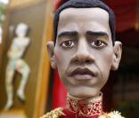 Philippe Guerin le patron du célèbre théâtre Guignol Guerin présente sa poupée Barack Obama, à Bordeaux