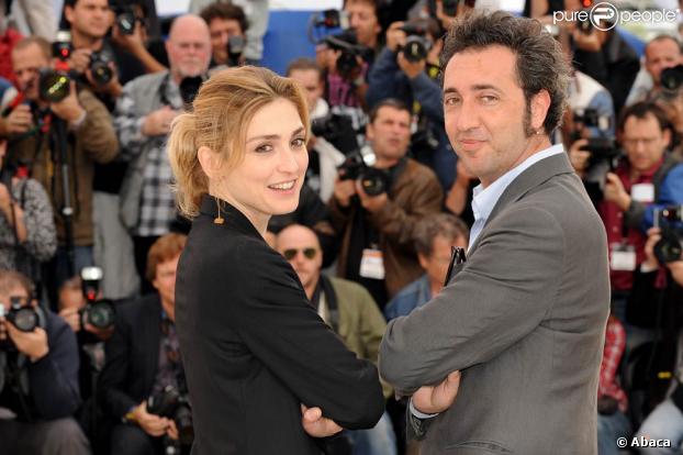 Julie Gayet et Paolo Sorrentino au festival de Cannes lors du photocall du jury de la section Un certain regard, le 15 mai 2009