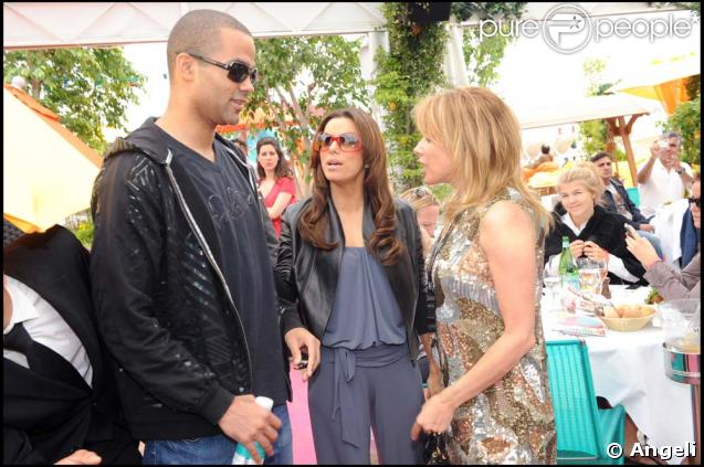 Eva Longoria et Tony Parker ont longuement discuté avec Rosanna Arquette à la Plage Vitamin Water le 15 mai 2009