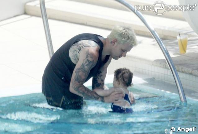Joel Madden, toujours aussi blond, fait joujou dans une piscine avec sa fille Harlow ! Hier, à Miami