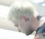 Joel Madden, toujours aussi blond, fait joujou dans une piscine avec sa fille Harlow ! Hier, à Miami