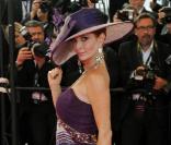 Phoebe Price monte les marches à Cannes ! Elle a piqué la robe de Delphine de Turckheim ! 17/05/09 