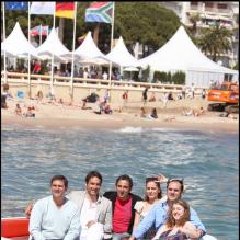 Olivier Nakache, Vincent Elbaz, Eric Toledano, Audrey Dana, François-Xavier Demaison et Joséphine de Meaux pour la promo de "Tellement Proches" à Cannes