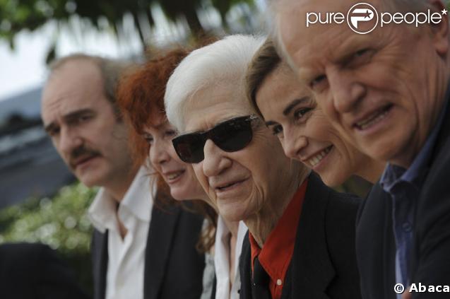 Michel Vuillermoz, André Dussollier, Alain Resnais, Sabine Azéma et Anne Consigny lors du photocall le 20 mai 2009 des Herbes Folles présenté au 62e Festival de Cannes