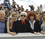 André Dussollier, Alain Resnais, Sabine Azéma, Anne Consigny et Emmanuelle Devos lors du photocall le 20 mai 2009 des Herbes Folles présenté au 62e Festival de Cannes