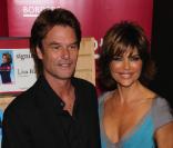 Lisa Rinna présente son livre  Rinnavation: Getting Your Best Life Ever . Son mari Harry Hamlin est là pour l'accompagner. 19/05/09 