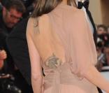 Un corps tatoué, une robe presque transpaente, Angelina Jolie était sensuelle à l'extrême hier soir.  