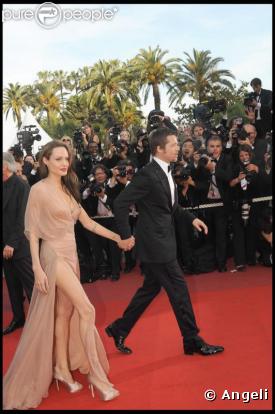 Et le public a pu voir les deux jolies jambes d'Angie hier soir à la montée des marches à Cannes