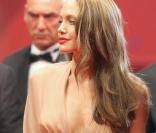 Joli décolleté en V hier soir à la montée des marches à Cannes