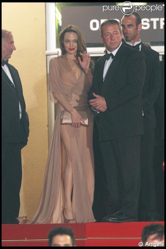 Angelina le sait, elle a une robe superbe sur un corps tout aussi joli, alors elle en profite pour nous montrer ses jambes. Hier soir à la montée des marches à Cannes
