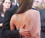 Les tatouages d'Angelina font partie de son succès. Quoi de plus normal qu'un joli décolleté dans le dos ? Hier soir à la montée des marches à Cannes