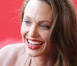 Angelina Jolie a choisi une robe couleur peau signée Versace hier soir à la montée des marches à Cannes. Et un beau décolleté... 