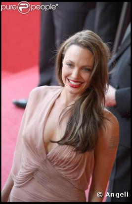 Angelina Jolie a de quoi être contente avec ce joli décolleté. Hier soir à la montée des marches à Cannes